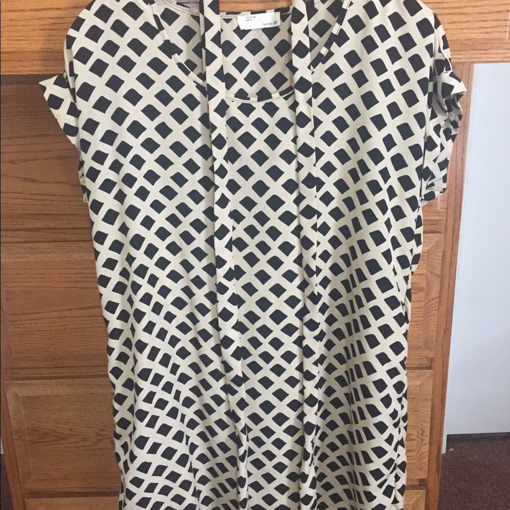 Black & Cream colored top